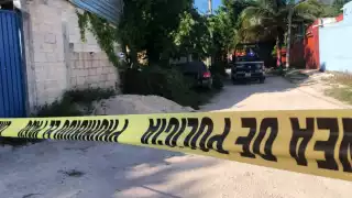 Los oficiales encontraron los cuerpos de dos jóvenes que tenían las manos amarradas hacia la espalda