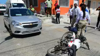 Motociclista sufre fisura en la pierna al ser arrollado en Campeche