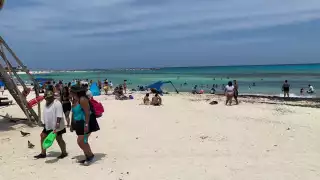 Aunque los turistas llegaban a la playa en compañía de familiares y amigos se retiraban