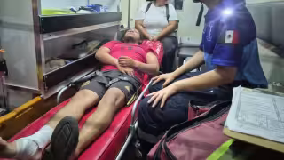 Motociclista termina en el hospital tras ser atropellado por camioneta en la glorieta del Reloj de las Tres Caras