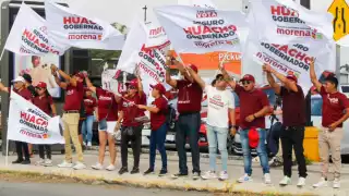 Automovilistas, peatones e incluso empleados de comercios cercanos se unieron a la “fiesta del pueblo”