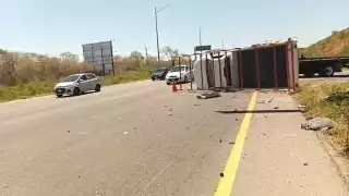 La camioneta quedó volcada sobre la carretera Mérida-Progreso