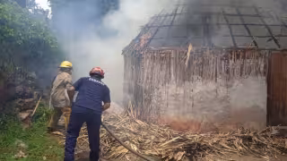Bombero logran controlar incendio en una vivienda de la colonia Francisco Sarabia de Peto