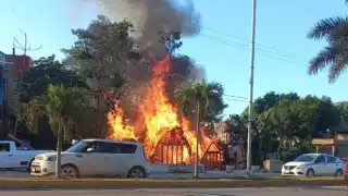 El siniestro se originó en el interior de uno de estos locales comerciales