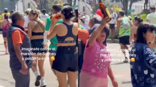 Participantes del maratón de la CDMX, hicieron una pausa para tomar un trago de caguama