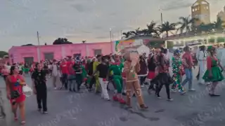 Colorido desfile navideño llena de alegría las calles de Sabancuy