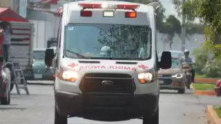 El hombre recibió dos apuñadas en la espalda