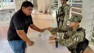 Defensa entrega cartillas liberadas a jóvenes de Hopelchén; solo 12 acuden por su documento