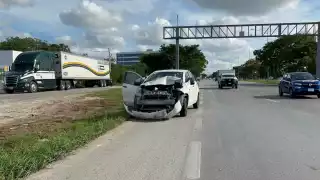 Agentes de la Secretaría de Seguridad Pública (SSP) señalizaron el sitio para evitar que otros guiadores corran con la misma suerte