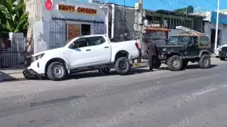 Adulto mayor queda atorado con su camioneta en el barrio de San Francisco en Campeche