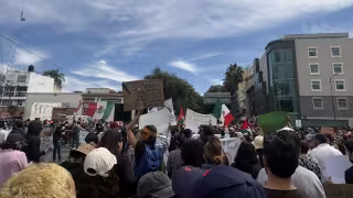 Detienen a 5 tras segunda protesta por agua en Guadalajara; son señalados de quemar la puerta del Congreso