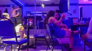 A las chicas contratadas se les pide hacer un extra por 500 dólares