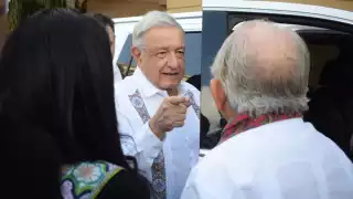 Ciudadanos esperaron a AMLO en la puerta de su hotel para saludarlo y tomarse fotografías