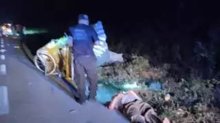 Llegaron técnicos en urgencias médicas de la corporación policiaca estatal, en la ambulancia Y-51, quienes proporcionaron los primeros auxilios a los lesionados