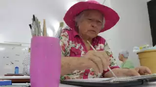 Se debe contar con una foto de su rostro, una identificación oficial y su ficha de pago, además de tener 55 años cumplidos