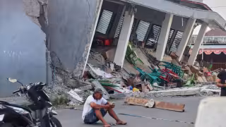 Terremoto de 7.7 en Indonesia deja 68 muertos y 12 mil 800 desplazados en la isla de Flores