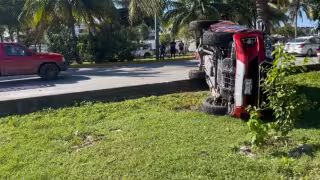 Choque aparatoso en la avenida Andrés Quintana Roo en Cancún deja un motociclista lesionado