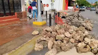 La falta de mantenimiento en las calles, con baches, ausencia de señalética y patrullas de Tránsito inactivas afecta la experiencia de los pocos turistas que exploran el Centro.