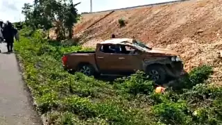 En la autopista Mérida-Cancún un guiador pierde el control del volante y se vuelca en una hondonada