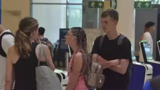 Los jóvenes viajan a Cancún o a la Riviera Maya; en las mañanas disfrutan las playas y en las noches diversos antros