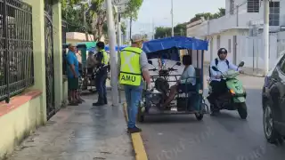 Por asomarse de más: auto provoca accidente con mototaxi en el Centro de Calkiní