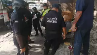 La dirección de seguridad pública y tránsito municipal se encargó de los fines correspondientes con el conductor que originó la embestida