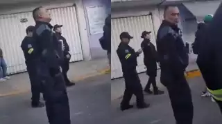 El policía portaba el uniforme mientras perdía el equilibrio