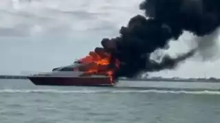 Reportan incendio de embarcación frente a la costa de Progreso