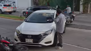 Accidente entre automóvil y motocicleta de MotoMandaditos provoca severo caos vial en la colonia Revolución