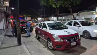 Leve choque entre tractocamión y taxi moviliza a autoridades en la colonia Francisco I. Madero