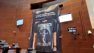 Senadores de la oposición desplegaron una manta en el recinto, mostrando la ya notoria “playera de la muerte” que defiende al presidente Andrés Manuel López Obrador