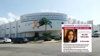 De acuerdo con la información de la ficha de búsqueda la mujer vestía pants y sudadera beige, sandalias blancas con negro y una maleta morada