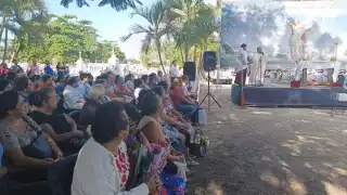 Los camposantos lucieron coloridos y abarrotados de familias que se dieron cita para visitar a sus difuntos honrando su memoria