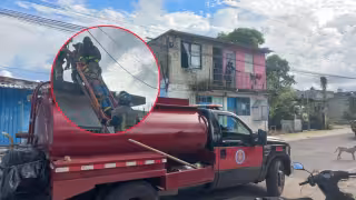 Hombre sufre descarga eléctrica al limpiar su azotea anegada en la Región 227 de Cancún; lo auxilian
