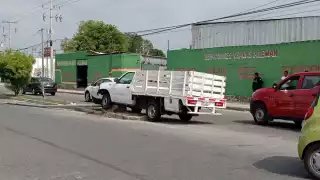 La camioneta terminó en el camellón