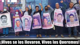 Familiares de 43 normalistas desaparecidos marcharon esta tarde en CDMX