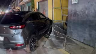 Ebrio conductor termina estampado contra la fachada de una vivienda en la avenida Boquerón