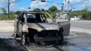 Llamas consumen un carro luego de sufrir un cortocircuito en Cancún