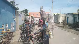 Roban celular y dinero a peregrino mientras dormía en el parque principal de Sabancuy