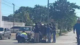 Motociclista termina con presunta fractura en la extremidad derecha en Avenida Centenario