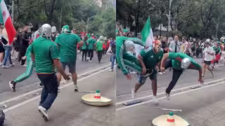 Aficionados se hacen virales al jugar lucha libre en plena avenida: VIDEO