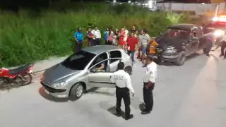 La camioneta se quería dar a la fuga, pero fue alcanzada por el auto