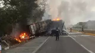 También arribaron bomberos de la misma corporación, quienes se dedicaron a combatir el incendio