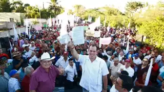 Grupos de personas llegaron a la casa del abanderado guinda bailando al ritmo de la batucada