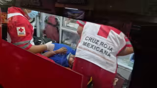 Motociclista resulta con posible fractura tras chocar contra taxi y terminar debajo de camioneta frente a la terminal ADO