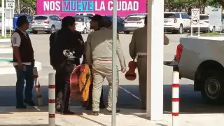 Mariachis se confunden:  Llegan a cantar al aeropuerto de Mérida, pero su compromiso era en otro lugar