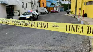 Personal del Cuerpo de Bomberos arribó al lugar de los hechos quienes sofocaron un incendio ocurrido en el interior de una habitación.