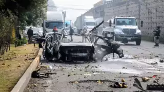 Taxi que trasladaba pirotecnia explota en la México–Toluca; tres lesionados y caos vial en Lerma