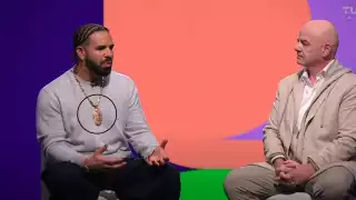 Drake tiene gustos por los collares exóticos y hoy lo demostró