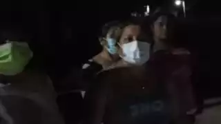 Amas de casa dijeron desconocer el nombre de la empresa, y tampoco ven cuando llegan los camiones, pues el vecindario duerme